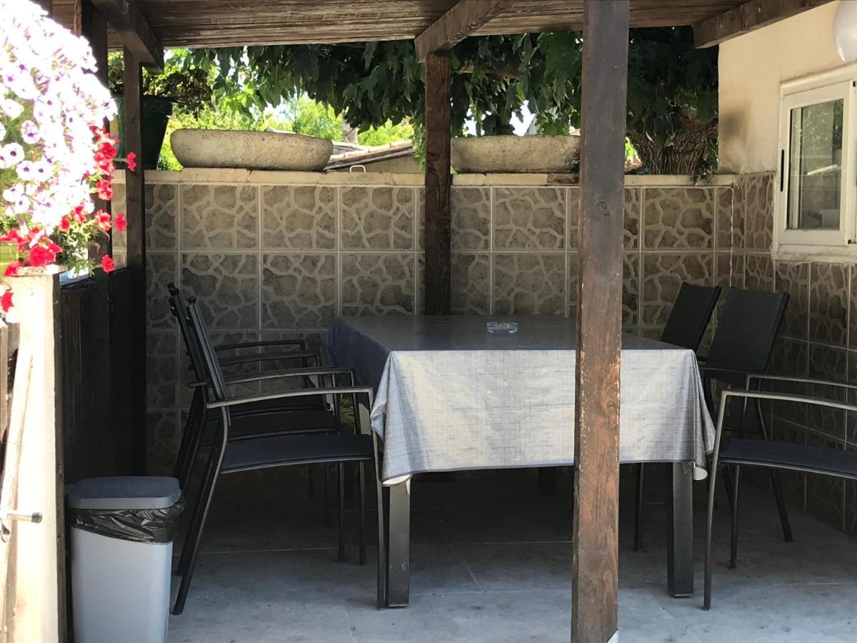 Charmant T2 Au Calme Proche Centre Arles Luaran gambar