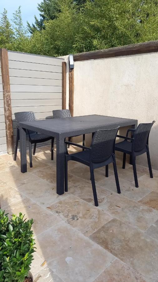Charmant T2 Au Calme Proche Centre Arles Luaran gambar